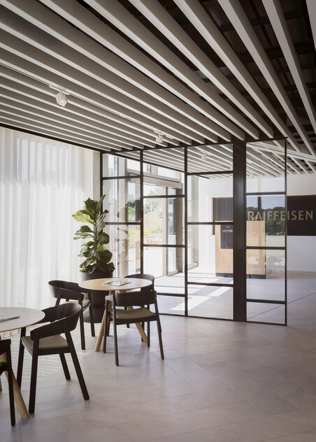 Bank Raiffeisen, Founex