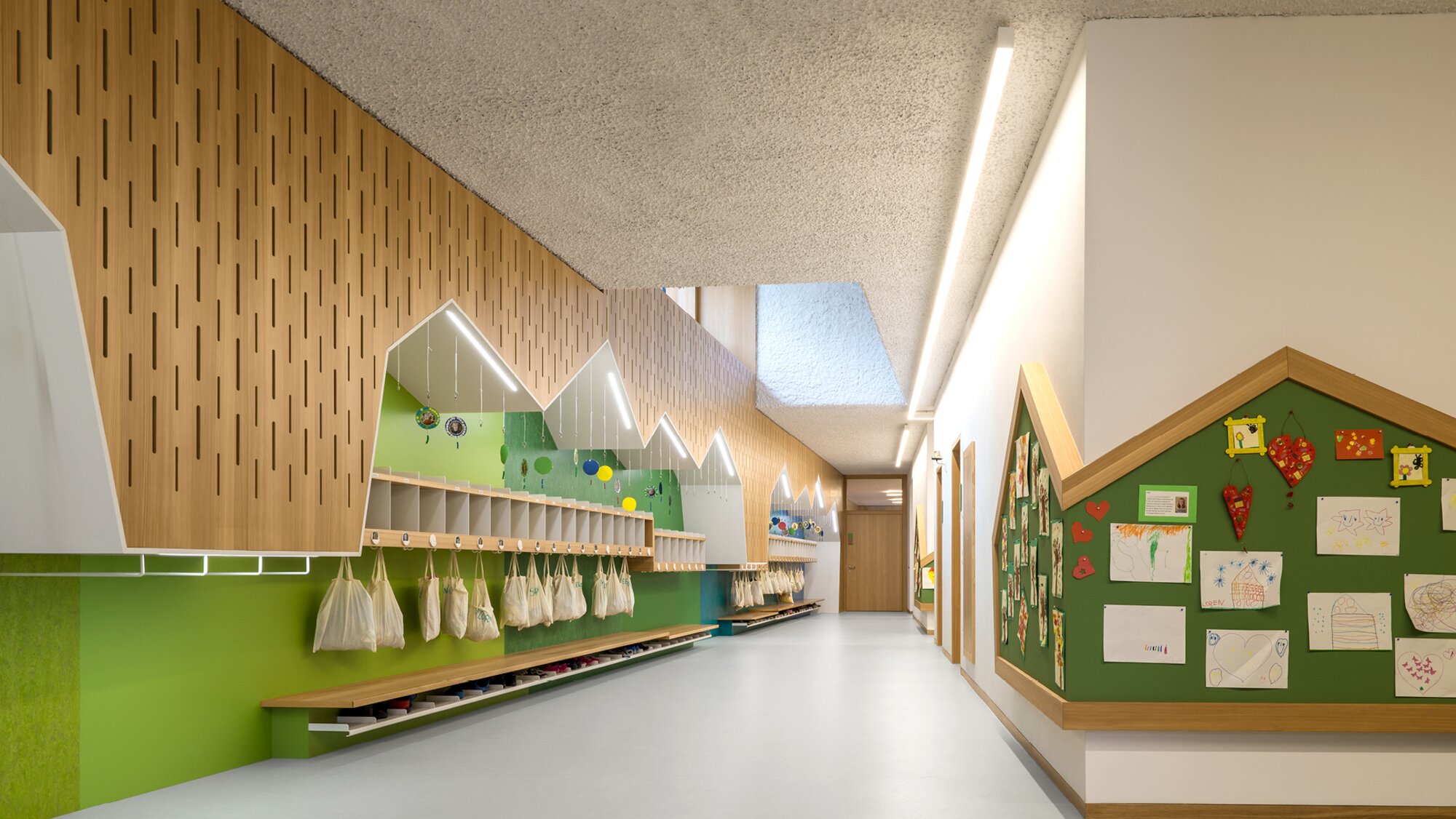 Corridor and staircase lighting for educational institutions | XAL