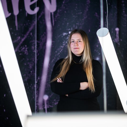 Emina, Lehrling Industriekauffrau